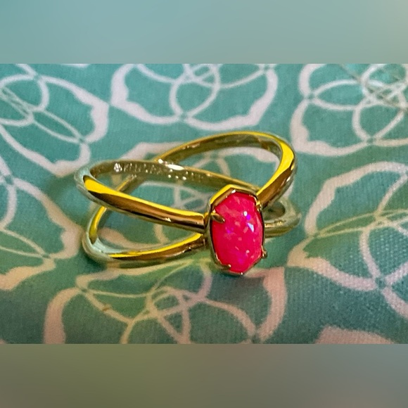 NEW Kendra Scott Emilie Double Band Ring in Hot Pink Kyocera Opal framed in Gold - Picture 5 of 6